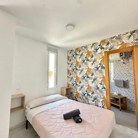 Apartamentos Playa Misericordias Малага Екстериор снимка