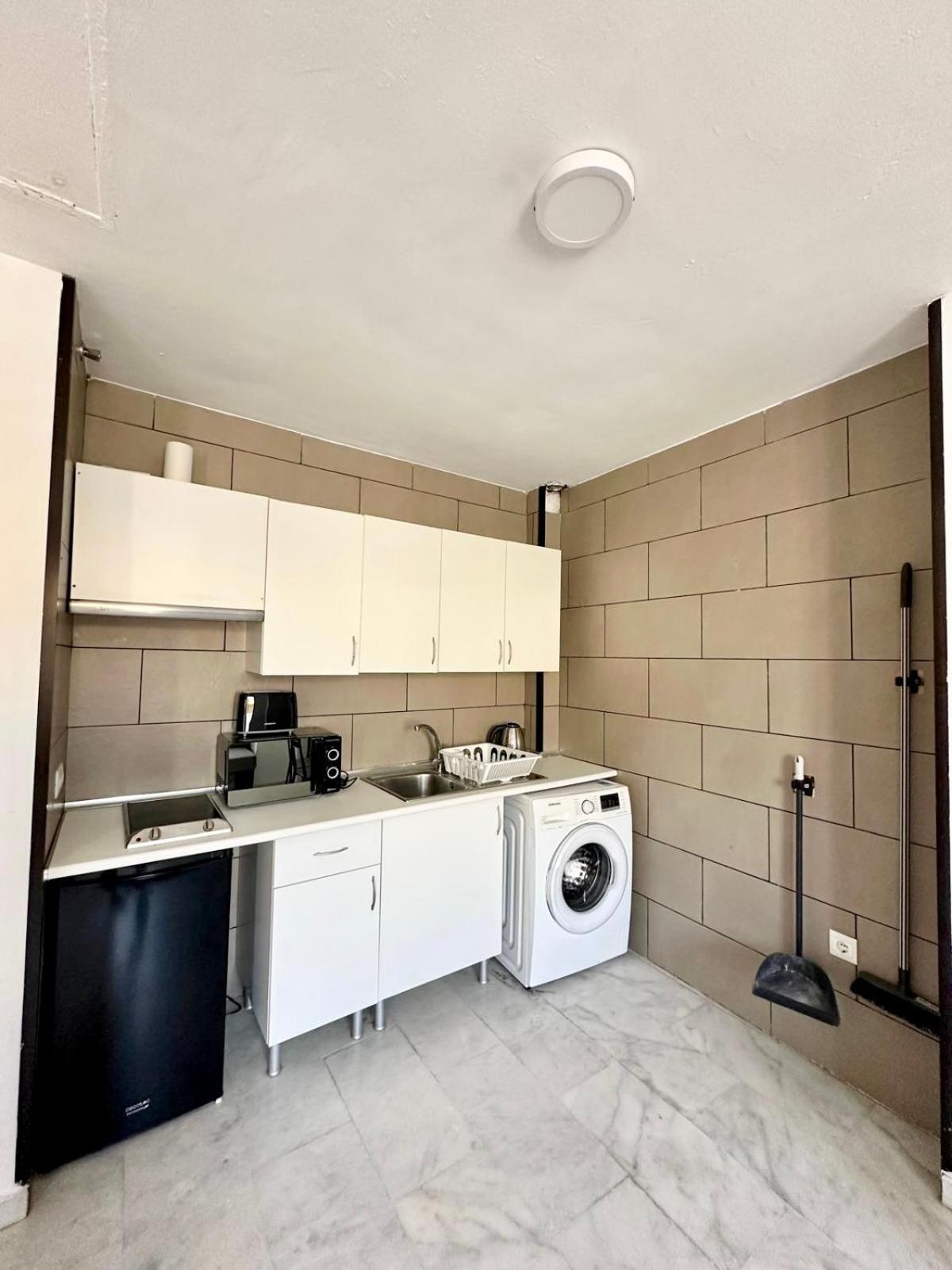 Apartamentos Playa Misericordias Малага Екстериор снимка