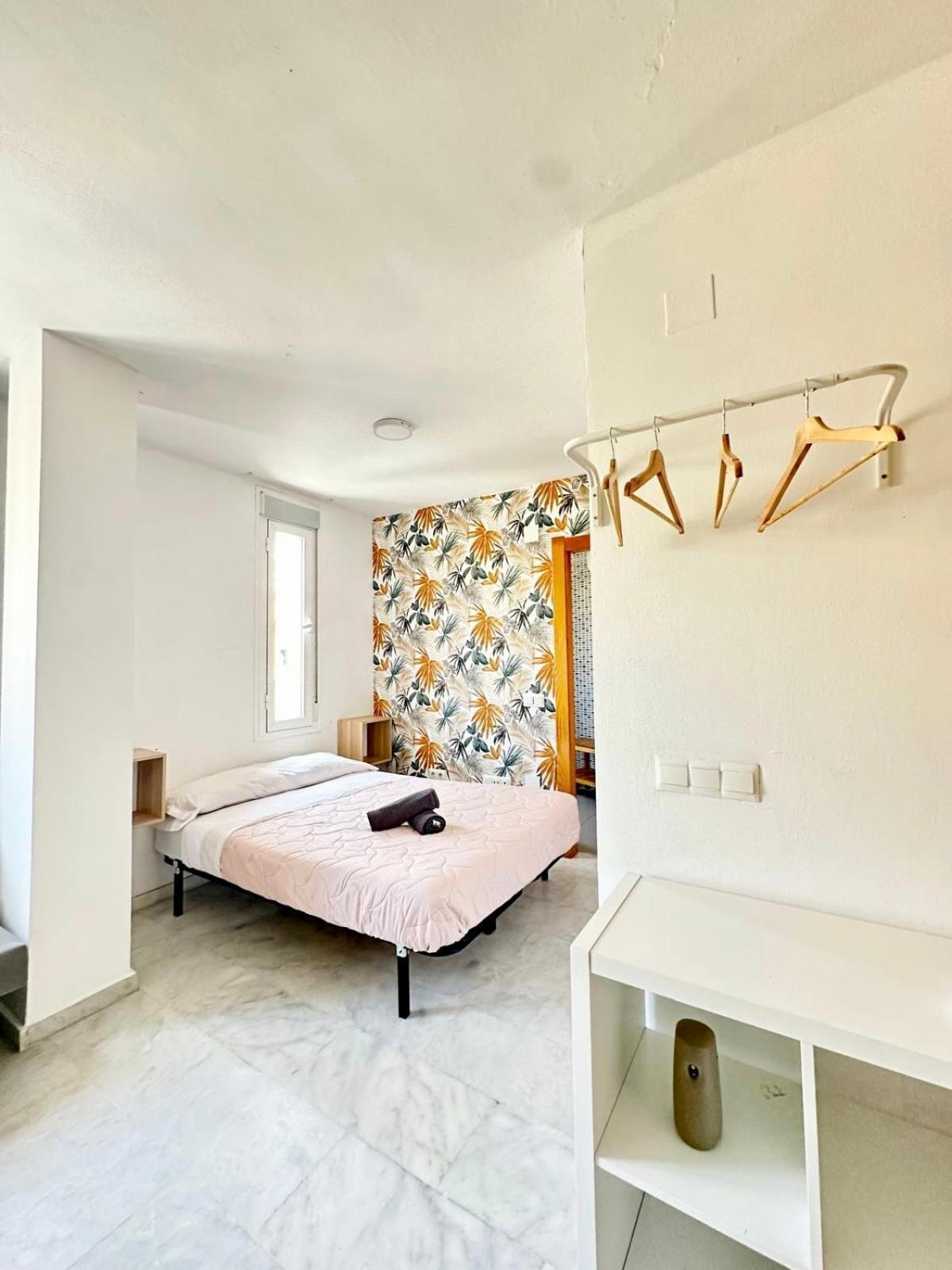 Apartamentos Playa Misericordias Малага Екстериор снимка