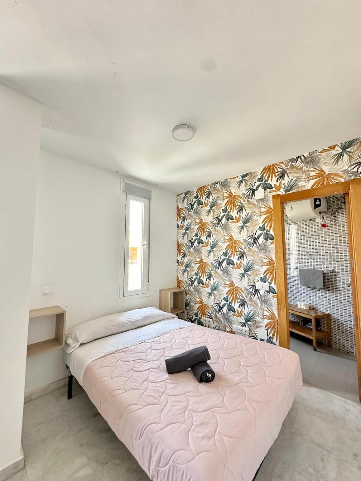 Apartamentos Playa Misericordias Малага Екстериор снимка